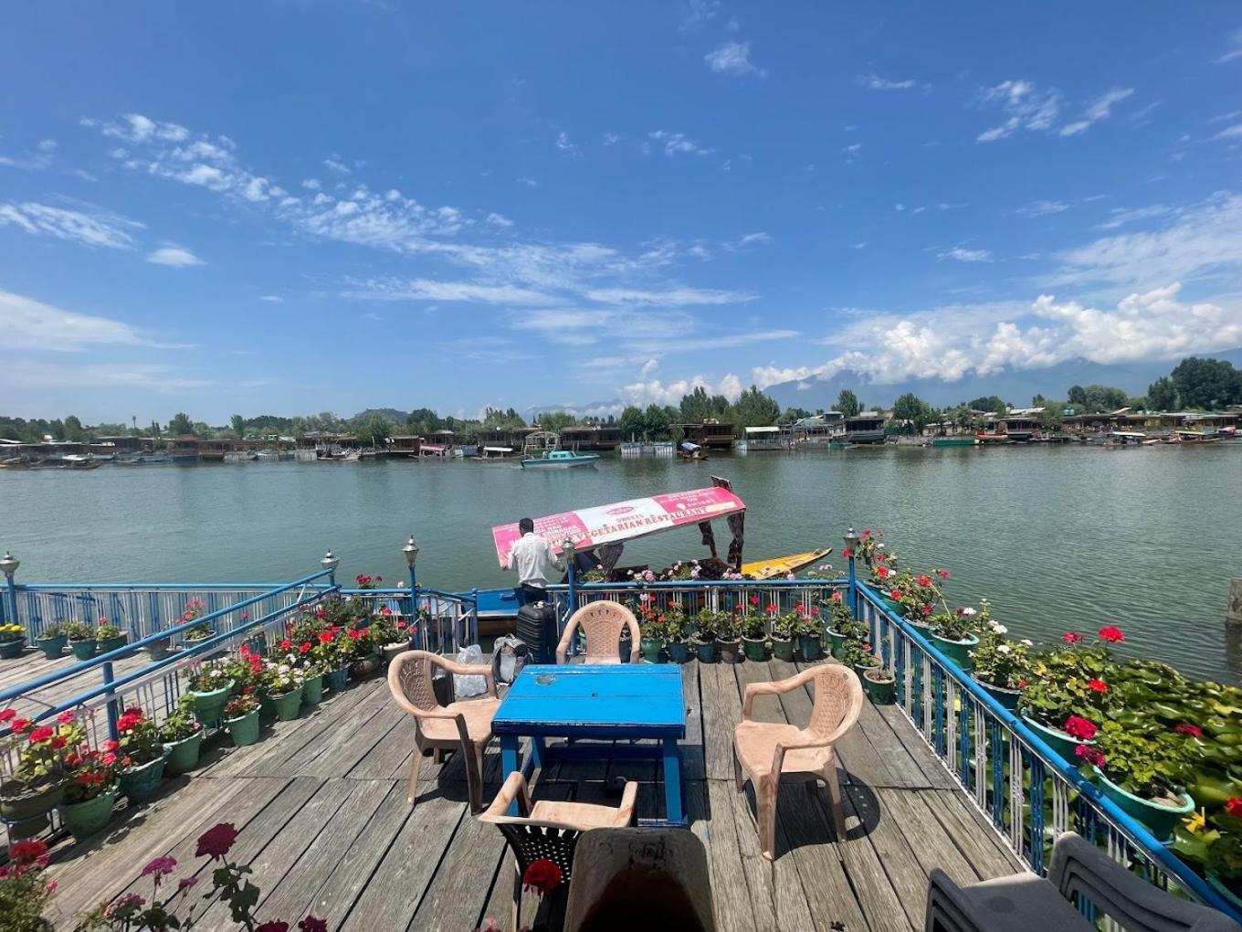 Mossess Group Of Houseboats Botel *
