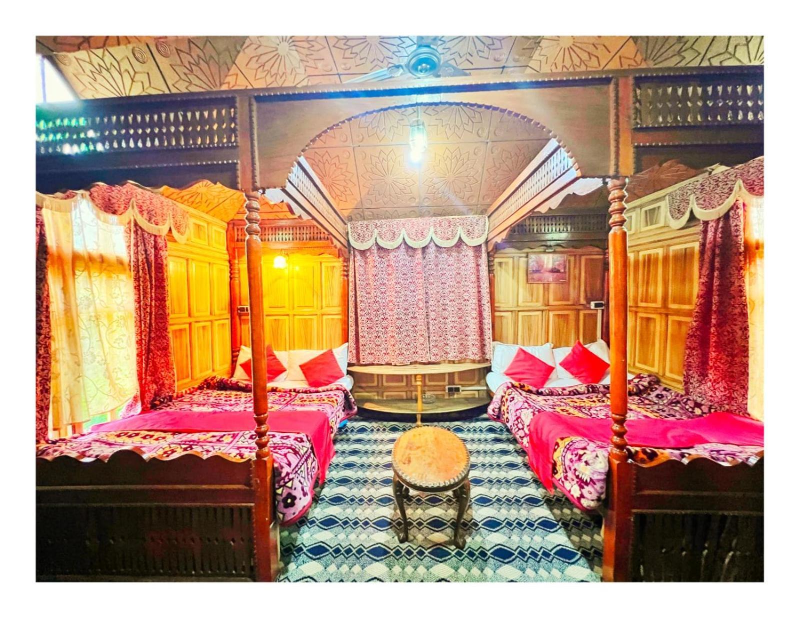 Mossess Group Of Houseboats * Srinagar (Jammu and Kashmir)