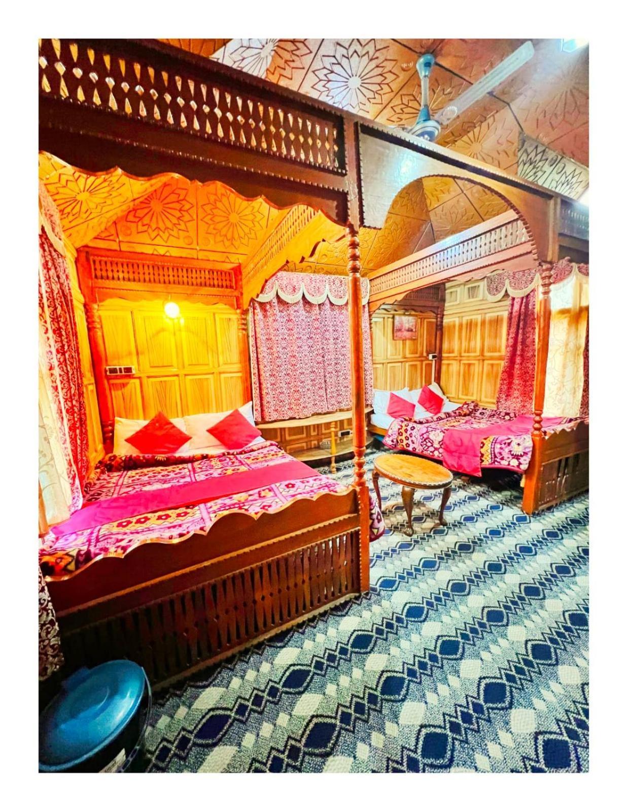 Mossess Group Of Houseboats * Srinagar (Jammu and Kashmir)