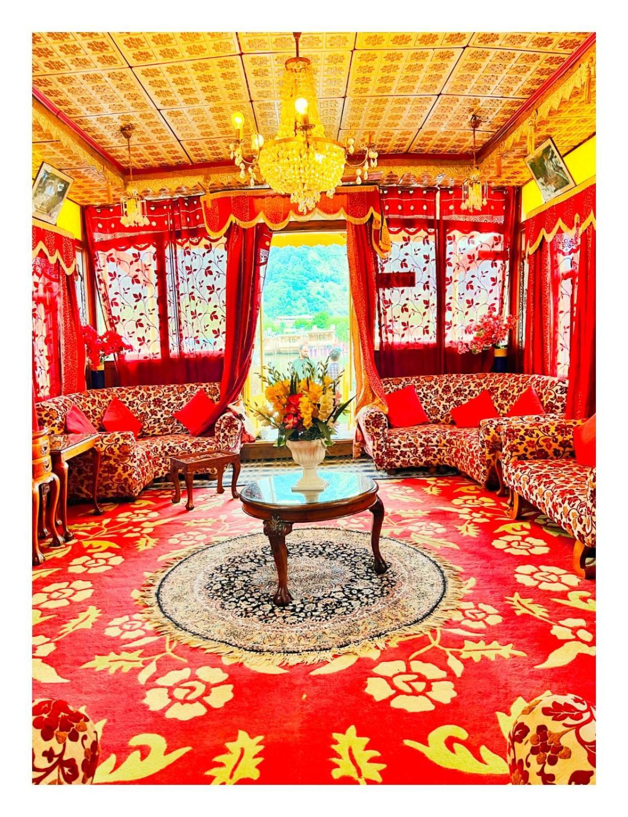 Mossess Group Of Houseboats Botel