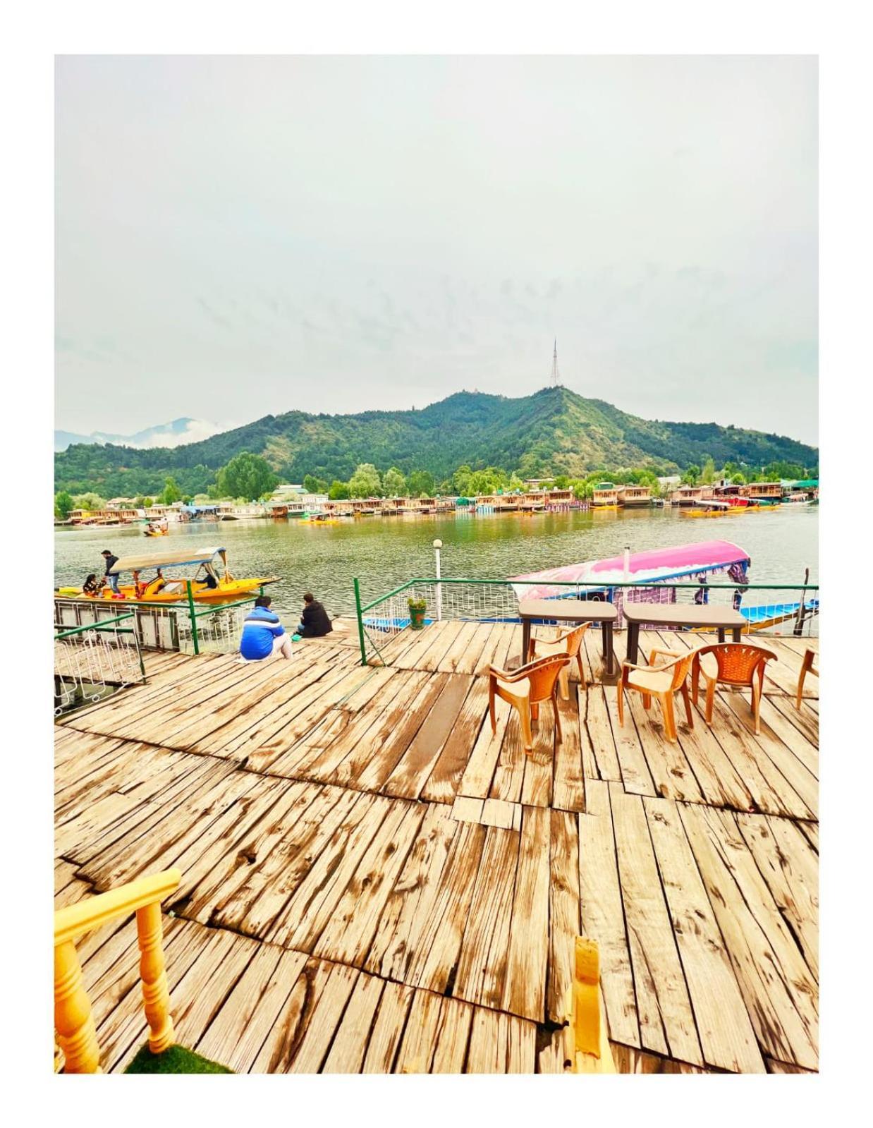 Mossess Group Of Houseboats
