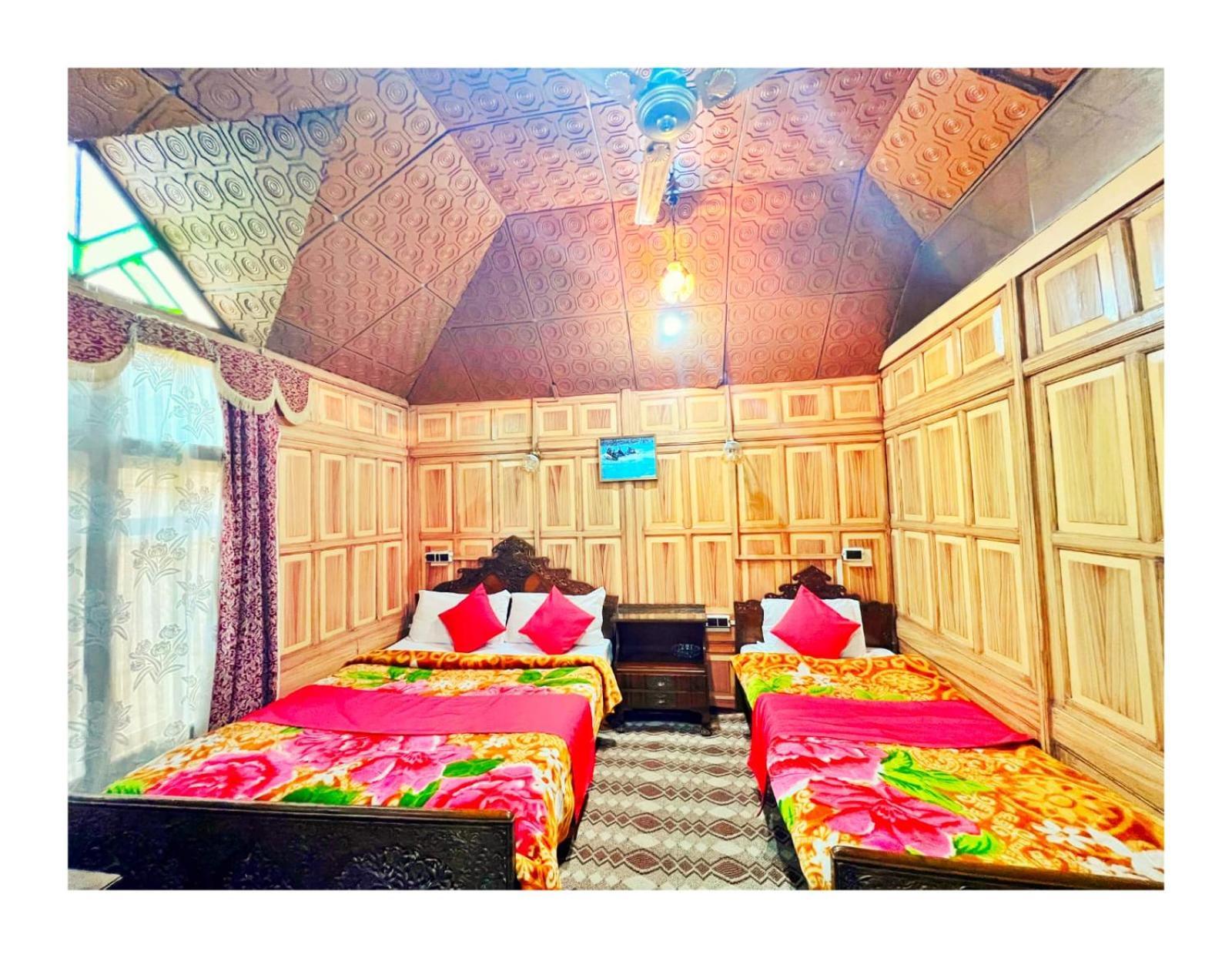Mossess Group Of Houseboats * Srinagar (Jammu and Kashmir)