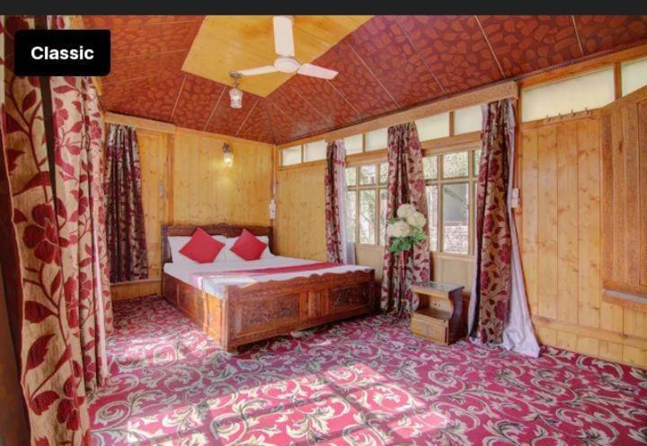 Mossess Group Of Houseboats * Srinagar (Jammu and Kashmir)