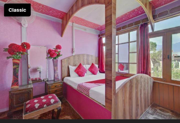Mossess Group Of Houseboats