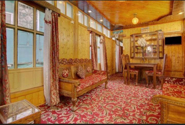 Mossess Group Of Houseboats Botel