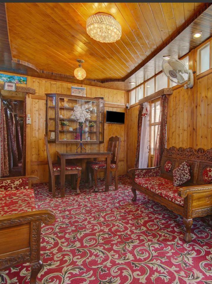 Mossess Group Of Houseboats Botel Srinagar (Jammu and Kashmir)